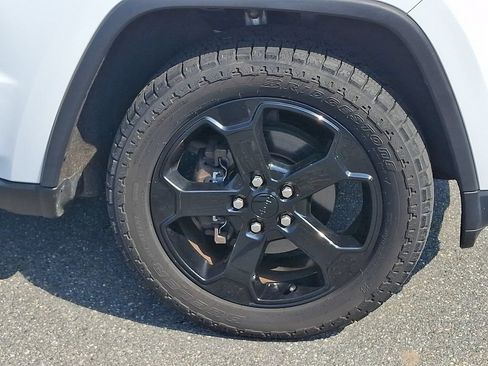 Used 2019 Jeep Grand Cherokee Laredo AWD/4WD image 8
