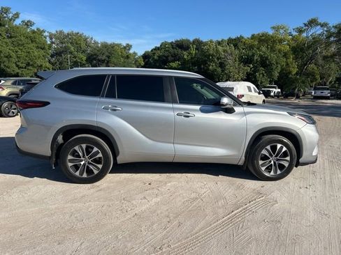 Used 2024 Toyota Highlander XLE AWD/4WD image 19