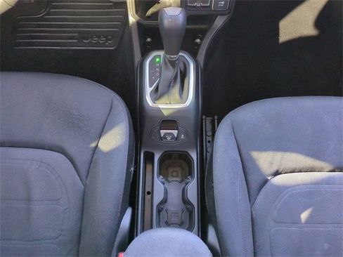 Used 2020 Jeep Renegade Latitude w/ Popular Equipment Group image 18