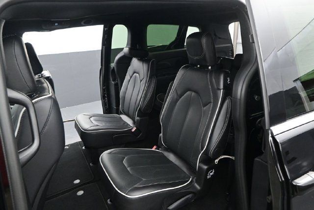 Used 2026 Chrysler Pacifica Limited FWD image 12