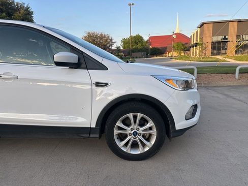 Used 2019 Ford Escape SE FWD image 4