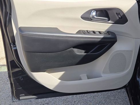 Used 2023 Chrysler Pacifica Touring-L FWD image 16