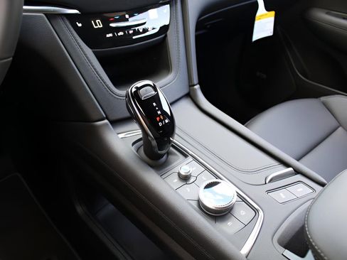 New 2025 Cadillac XT6 Luxury image 25