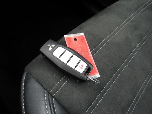 Used 2024 Mitsubishi Outlander AWD image 14