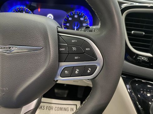 Used 2022 Chrysler Pacifica Touring-L image 29