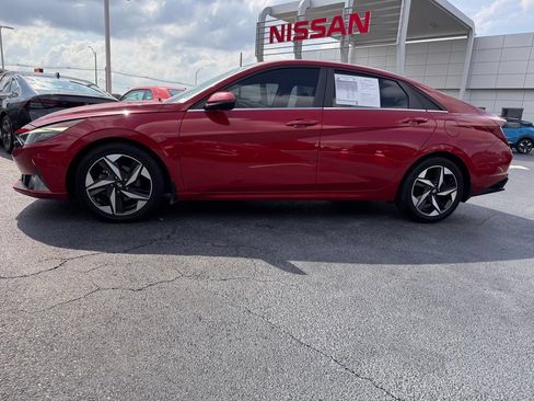 Used 2022 Hyundai Elantra Limited FWD image 2