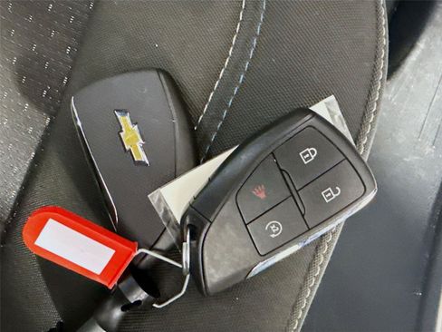 Used 2025 Chevrolet Equinox EV LT w/ LPO, All-Weather Mat Package FWD image 17
