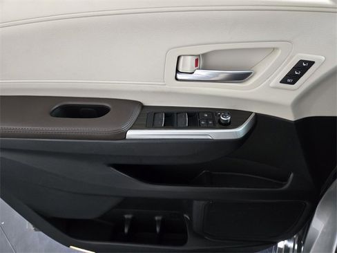 Used 2024 Toyota Sienna Platinum image 27