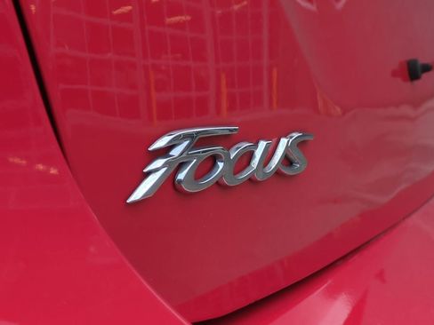 Used 2014 Ford Focus SE w/ SE Sport Package image 12