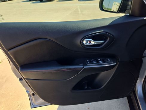 Used 2019 Jeep Cherokee Trailhawk AWD/4WD image 13