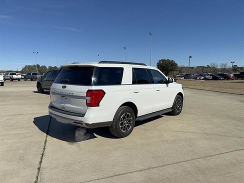 Used 2022 Ford Expedition XLT image 4
