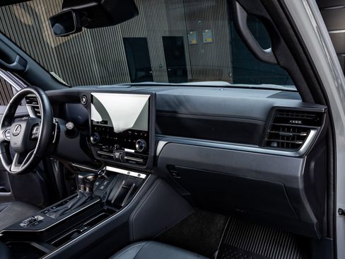Used 2025 Lexus GX 550 w/ Cold Area Package AWD/4WD image 18
