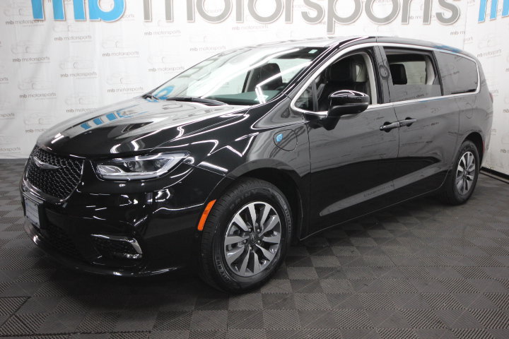 Used 2023 Chrysler Pacifica Touring-L FWD image 2