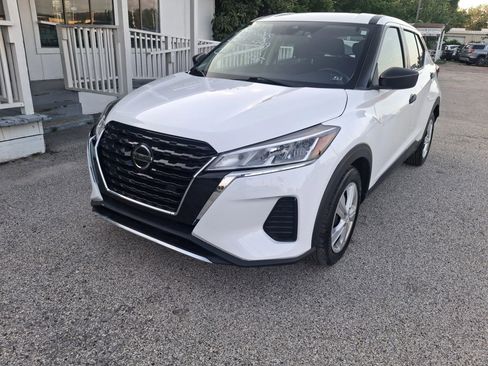 Used 2021 Nissan Kicks S image 2