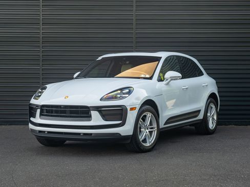 Certified 2022 Porsche Macan AWD/4WD image 1
