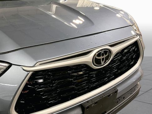 Used 2022 Toyota Highlander XLE AWD/4WD image 30