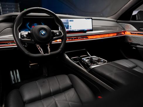 Used 2023 BMW i7 xDrive60 AWD/4WD image 3