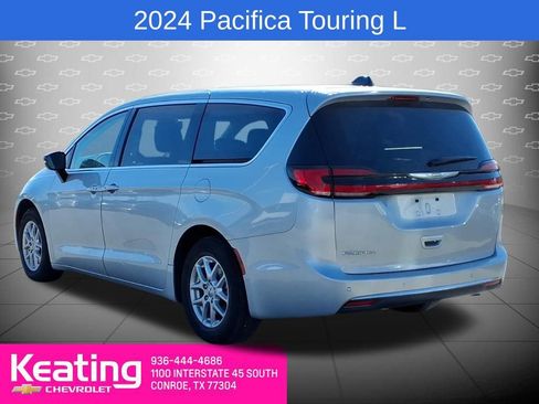Used 2024 Chrysler Pacifica Touring-L image 2