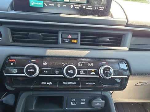 Used 2023 Honda Pilot Touring image 18