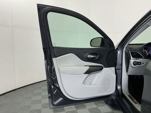 Used 2019 Jeep Cherokee Limited AWD/4WD image 19