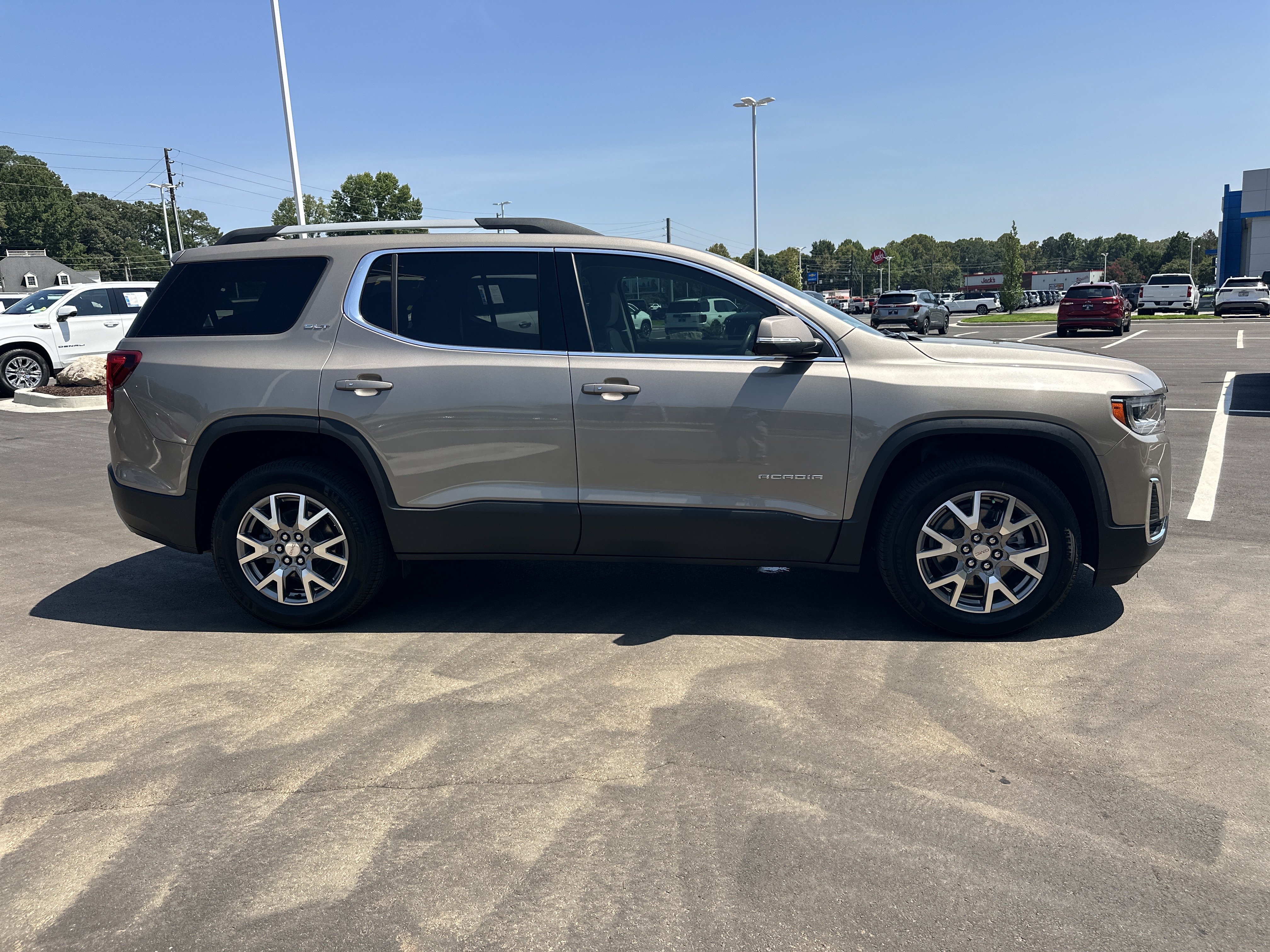 Used 2022 GMC Acadia SLT w/ Technology Package FWD image 9