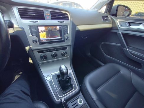 Used 2016 Volkswagen Golf SE image 23