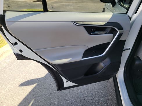 Used 2022 Toyota RAV4 XLE w/ Convenience Package FWD image 12