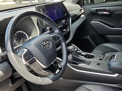 Used 2023 Toyota Highlander XSE FWD image 9