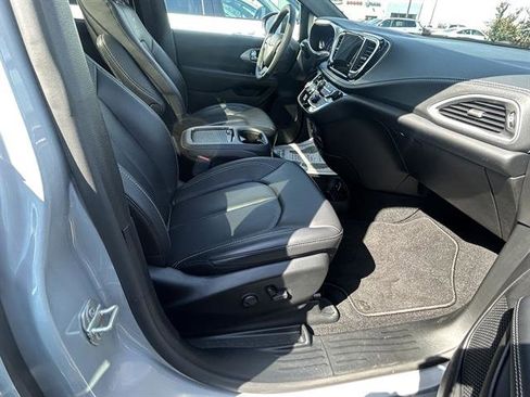 Used 2023 Chrysler Pacifica Touring-L w/ Uconnect Theater Family Group image 19