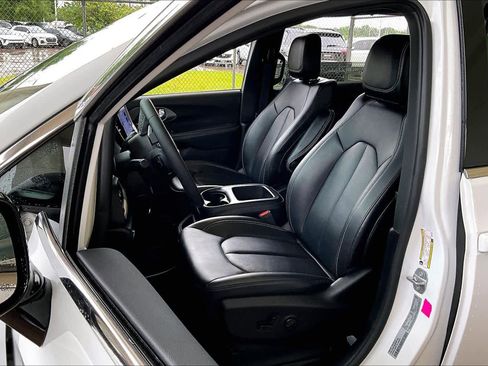 Used 2025 Chrysler Pacifica Select FWD image 7