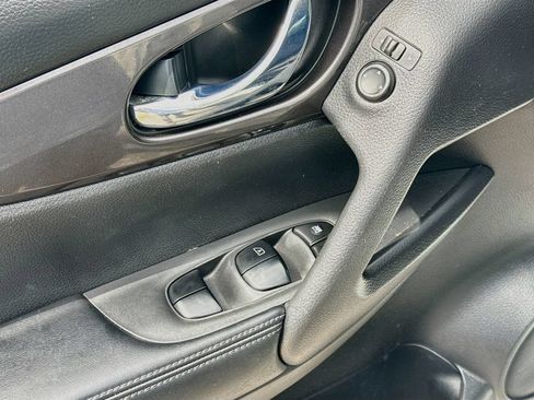 Used 2019 Nissan Rogue SV FWD image 19
