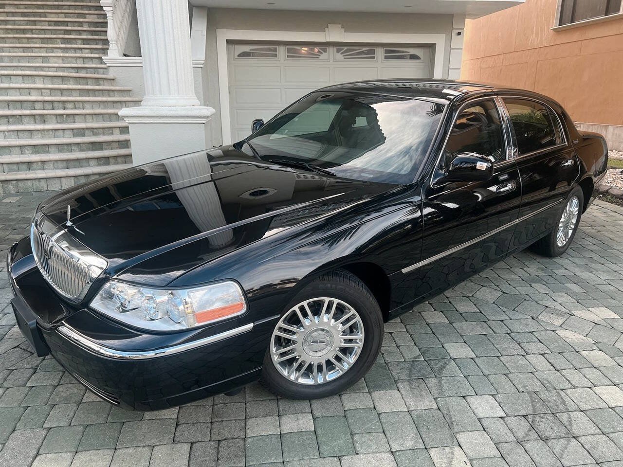 Used 2011 Lincoln Town Car Signature Limited w/ Continental Edition Pkg RWD image 2