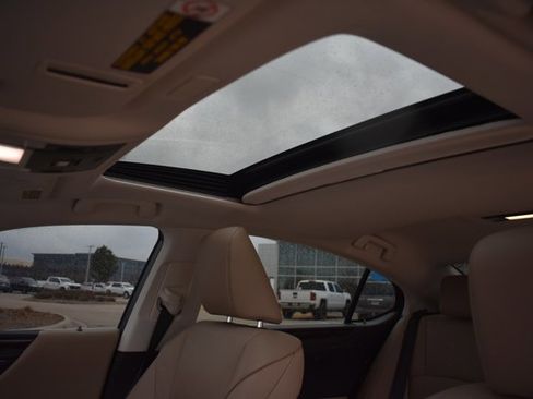 Used 2019 Lexus ES 300h w/ Luxury Package image 18