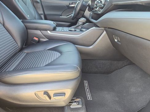 Used 2023 Toyota Highlander XSE image 16