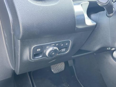 Used 2023 Mercedes-Benz GLB 250 4MATIC image 34