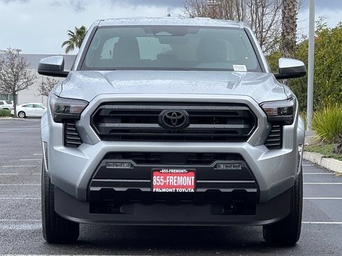 Certified 2025 Toyota Tacoma SR5 AWD/4WD image 4