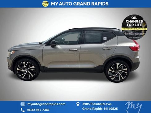 Used 2022 Volvo XC40 T5 R-Design w/ Advanced Package image 4