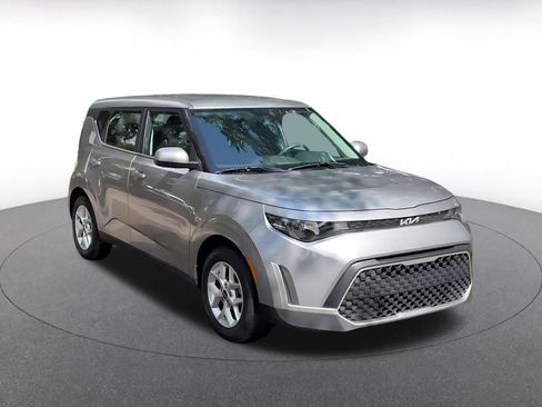 Used 2025 Kia Soul LX w/ LX Technology Package FWD image 3