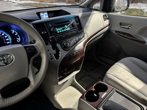 Used 2013 Toyota Sienna XLE image 20