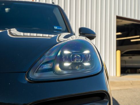 Certified 2023 Porsche Cayenne Platinum Edition image 12