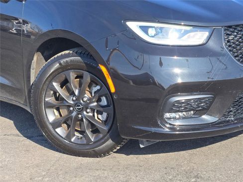 Certified 2021 Chrysler Pacifica Touring-L w/ Uconnect Theater Family Group image 4