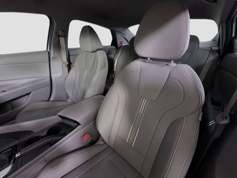 Used 2025 Hyundai Elantra Sport image 13
