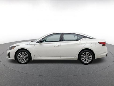 Used 2025 Nissan Altima 2.5 SV FWD image 4