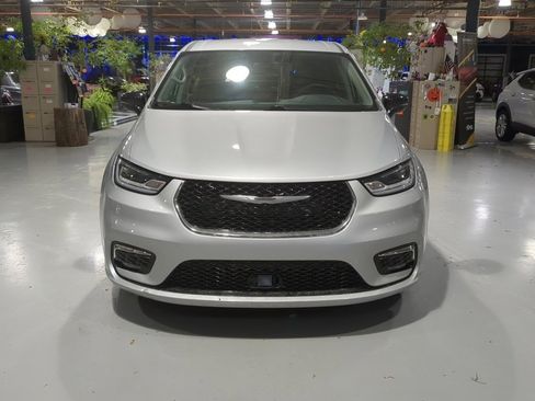 Used 2024 Chrysler Pacifica Touring-L image 3