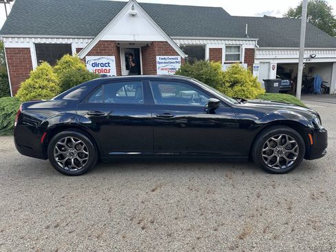Used 2018 Chrysler 300 S image 8