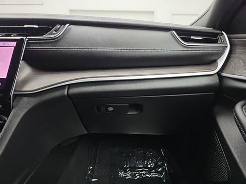 Used 2025 Jeep Grand Cherokee Limited image 40