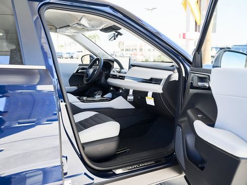 New 2025 Mitsubishi Outlander SE image 12