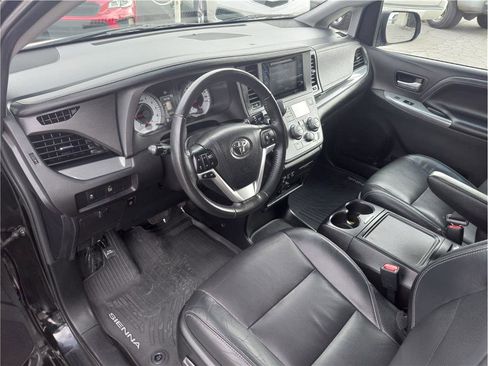 Used 2017 Toyota Sienna SE image 4