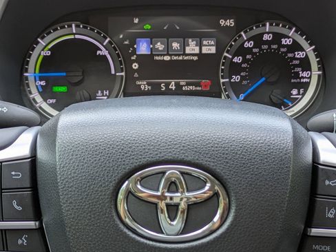 Used 2024 Toyota Highlander XLE FWD image 29