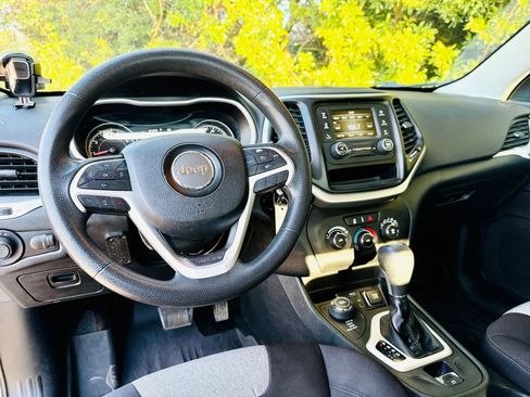 Used 2014 Jeep Cherokee Sport image 46